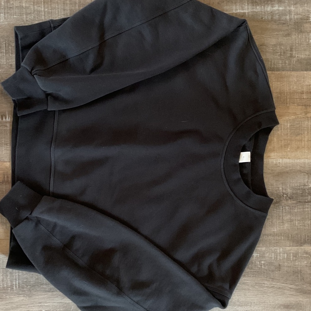 Lululemon Athletica Black Crewneck cropped sweatshirt.